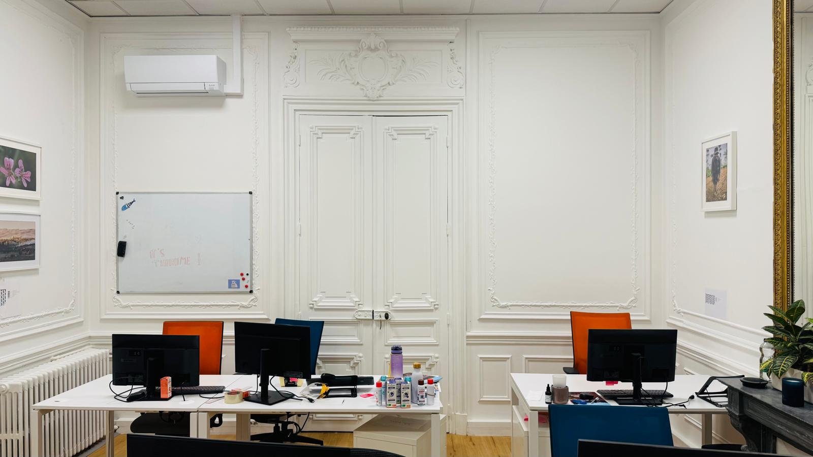 Bureau haussmannien climatisé, vue de l'autre angle avec split mural