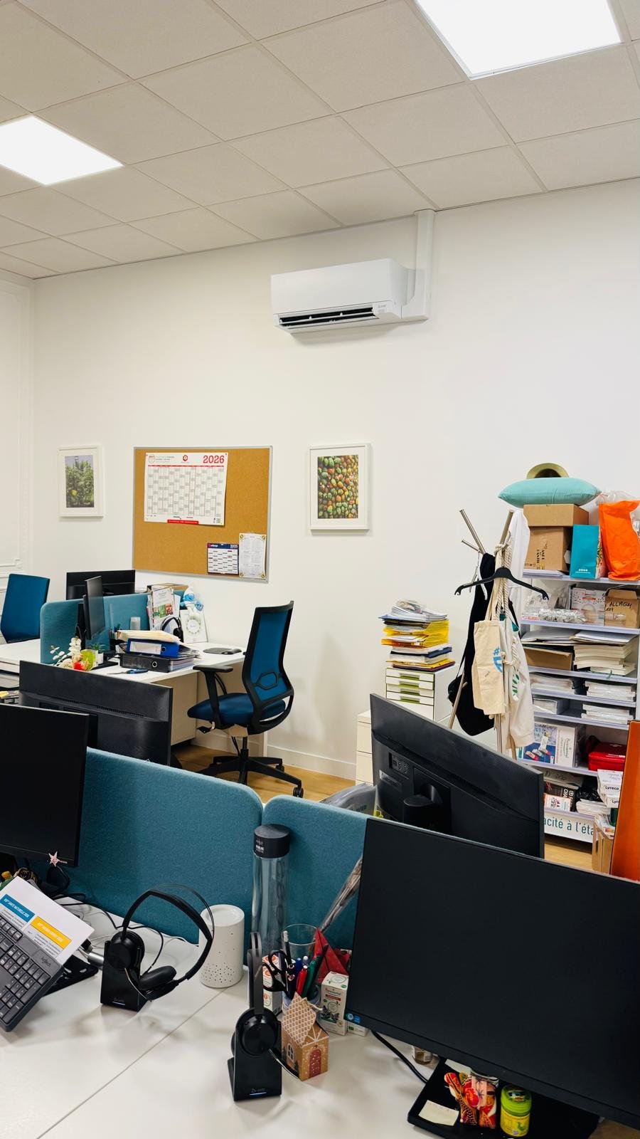 Split mural installé dans un bureau open space moderne