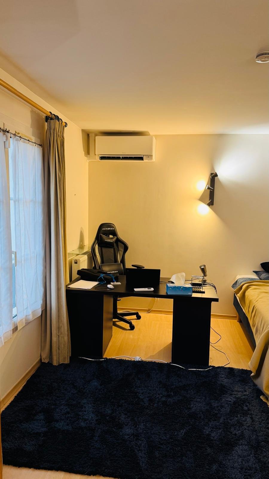 Split mural installé dans une chambre avec bureau gaming