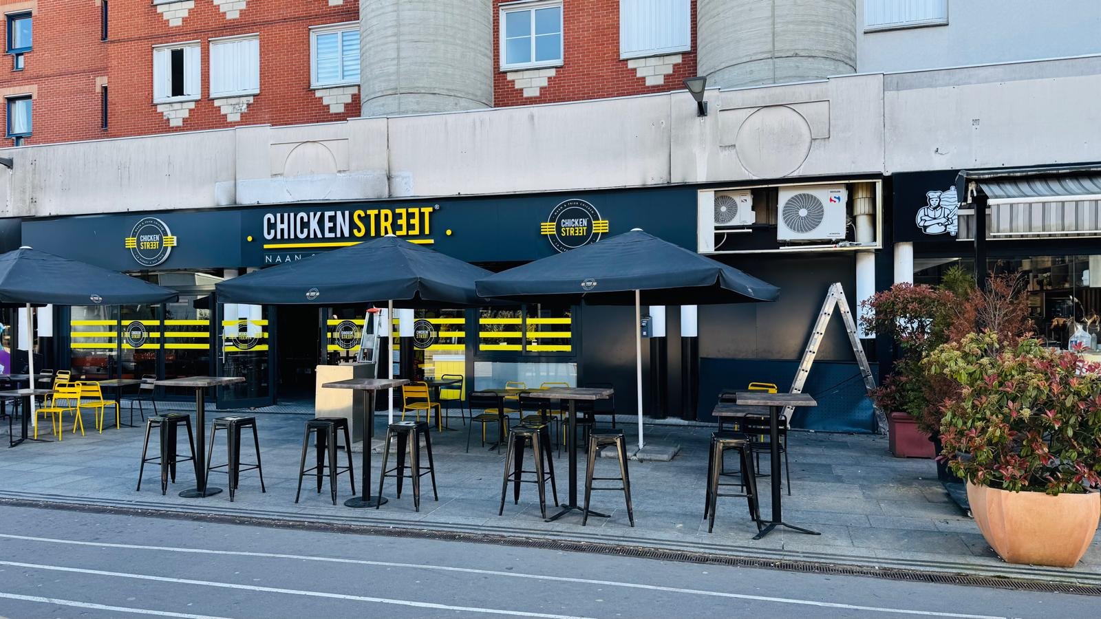 Façade du restaurant Chicken Street avec unité extérieure de climatisation