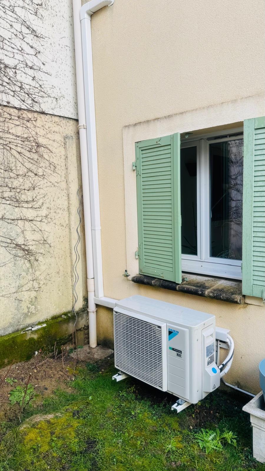 Unité extérieure Daikin installée dans le jardin d'une maison individuelle